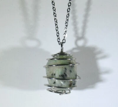 Colgante de jaspe kiwi natural de Nueva Zelanda cargado cristal + cadena de acero inoxidable de 18" Foto 1 de 4