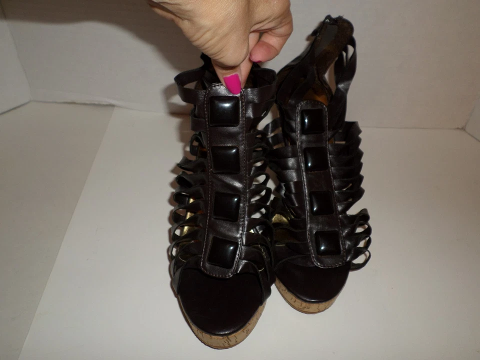 APPLE ДНИЩА ЖЕНЩИН КОРИЧНЕВЫЙ С РЕМЕШКАМИ НА ТАНКЕТКЕ САНДАЛИИ РАЗМЕР 9 ОЧЕНЬ ХОРОШИЙ  - Изображение 1 из 4