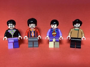 Juego de cuatro minifiguras de Lego The Beatles - Imagen 1 de 2