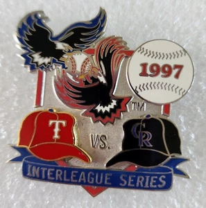 MLB TEXAS RANGERS vs COLORADO ROCKIES SERIE INTERLIGA 1997 PIN ¡ENVÍO GRATUITO! - Imagen 1 de 5