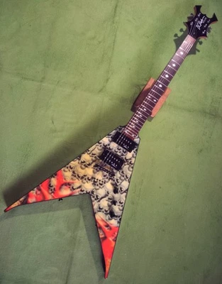 BC Rich Jr-V  Skull Pile 2003 Body Art CollectionGraphic by Skate The Planet - Imagen 1 de 4