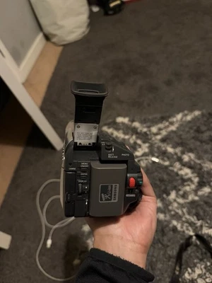 Samsung VP-D10 Digital MiniDV Camcorder - With Battery & Charger - Image 1 of 3