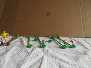 SUBBUTTEO 6 JOUEURS MIS SUR UN BATON +1 JOUEUR ARTICULE + 2 PIQUETS - Picture 1 of 7
