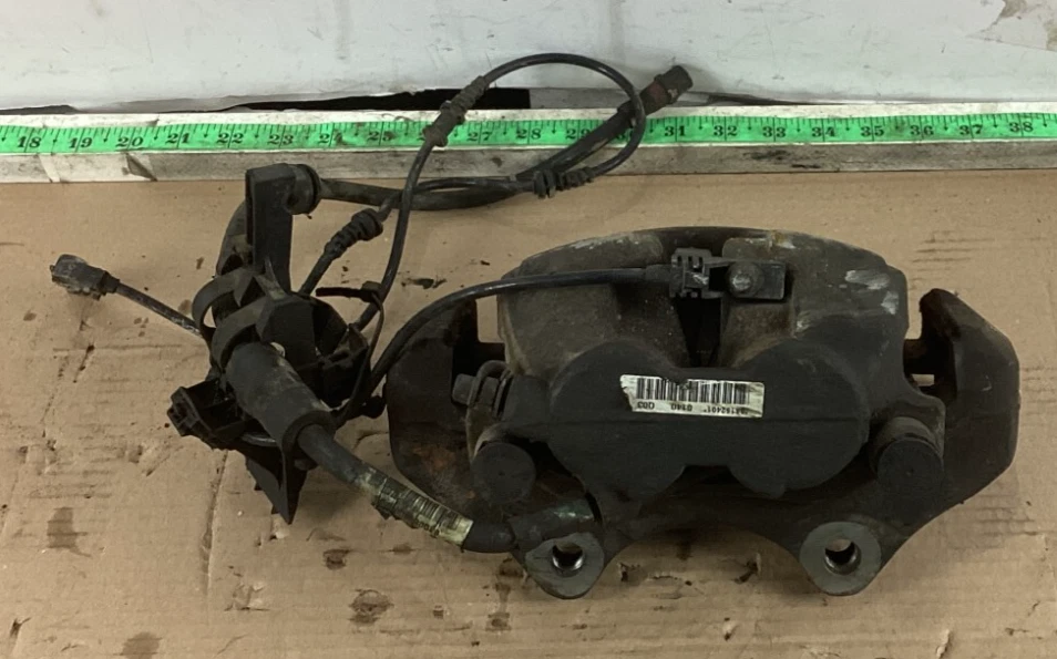 Pinça de freio dianteira direita Mercedes-Benz GL450 2007-2012 com linha de tubulação de mangueira fabricante de equipamento original - Imagem 1 de 4