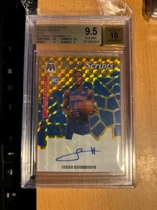 2019-20 Mosaic PRIZM Rookie Scripts Sekou Doumbouya BGS 9.5 10 AUTO GOLD #14/25 - Picture 1 of 2