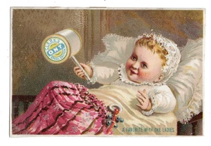 Viktorianische Sammelkarte, CLARK'S ONT SPOOL THREAD, süßes Baby spielt mit Spule Rassel - Bild 1 von 2