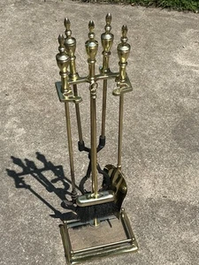 Juego de herramientas de chimenea de latón MCM de colección de 4 piezas y soporte pinza de pala de póker cepillo - Imagen 1 de 8