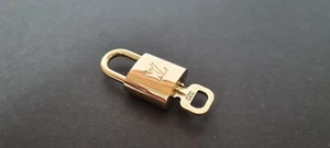 Candado Louis Vuitton genuino de latón dorado con llave - no. 320 - Imagen 1 de 12