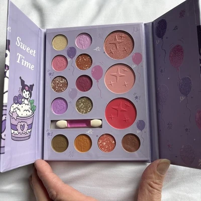 NUEVO Kawaii KUROMI Sombra de Ojos y Rubor Maquillaje Paleta Set Regalo Medias Relleno Foto 1 de 4