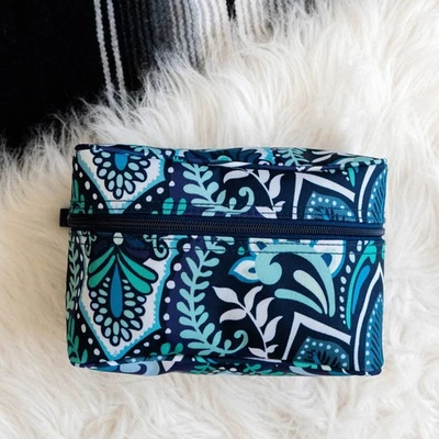 FUNDA VERA BRADLEY "MEDALLÓN ISLA AZUL" NAILON VERTICAL CREMALLERA ALREDEDOR Foto 1 de 4