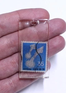 Colgante de sello postal de calamar de Japón vintage de resina - Imagen 1 de 3