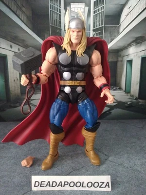 HASBRO MARVEL LEGENDS THOR Foto 1 de 4