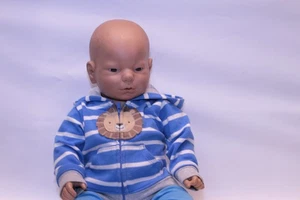 RealityWorks Real Care Baby 2 Plus bambola anatomicamente corretta non testata senza adattatore - Foto 1 di 3