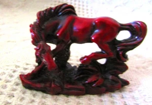 Cavallo intagliato cinabro vintage - Foto 1 di 5