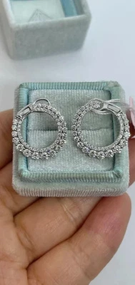Aretes tipo argolla Huggie redondos de diamantes creados en laboratorio de 2,30 quilates enchapados en oro blanco de 14 quilates Foto 1 de 4
