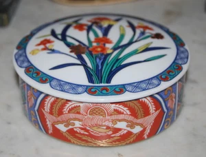 NICE VINTAGE FLOWER AND IMARI WORK DECORATED ROUND PORCELAIN TABLE CABINET BOX - Picture 1 of 12