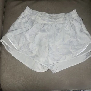 Lululemon White/ Grey Leaf Print Hotty Hot II Lined Active Running Shorts Sz 6 - Picture 1 of 11
