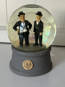 Vintage Laurel and Hardy Snow Globe Larry Harmon Pictures Corp. - Imagen 1 de 3