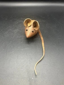 Ratón tallado en madera Bravex vintage con cola y orejas de cuero hecho en Dinamarca - Imagen 1 de 6