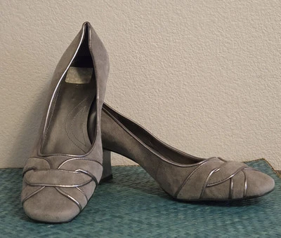 Tahari Zapatos de salón "Afilados" 8 1/2 M Gris Gamuza Platino Vestido Tacones Usados en Excelente Condición  Foto 1 de 4