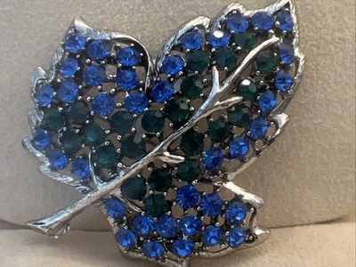 Broche de hojas vintage grande blanco firmado azul y verde cristal pavé Foto 1 de 4