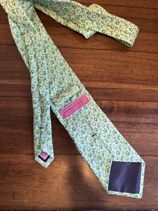 Vineyard Vines Seidenkrawatte "Handverlesen von Shep & Ian" St. Patrick’s Day - Bild 1 von 3