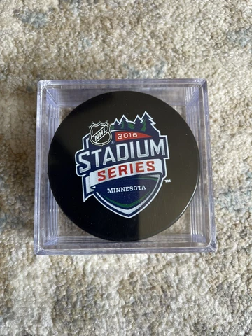 2016 STADIUM SERIES PUCK Outdoor Game Chicago Blackhawks Minnesota Wild TCF BANK Cover