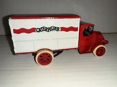 Camión de caja de reparto Mack Red Caterpillar 1926 de colección diecast ERTL BANK #2421 1991 Foto 1 de 4