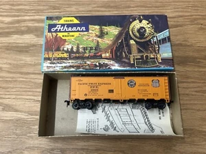 HO Athearn 1601 Fridge Reefer Box Car Southern Pacific Fruit Express PFE 45698 - Picture 1 of 5