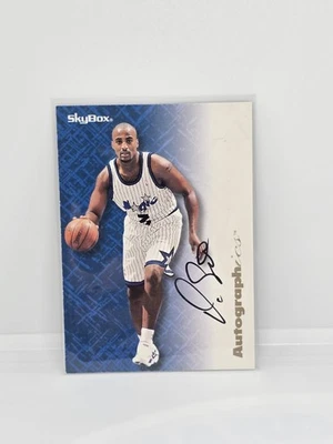 Skybox Premium 1996-97 - Autógrafos Dennis Scott tinta negra (AU) Foto 1 de 3