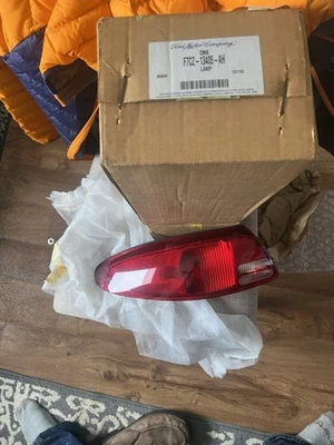 Conjunto de luz trasera montada en cuarto izquierdo Ford Escort 1998-2002 NOS F7CZ-13405-AH Foto 1 de 4