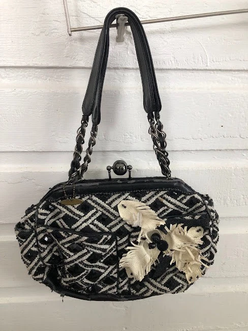 Bolso de mano Mary Frances blanco y negro con cuentas y bordado Foto 1 de 4