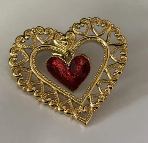 "Pin de solapa grande doble corazón oscilante tono rojo y dorado de 1,75"" ancho a presión posterior" - Imagen 1 de 4
