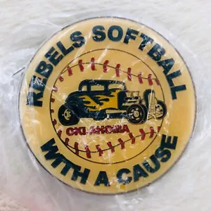 Pin de solapa de softbol con causa Oklahoma Rebels con auto Hot Rod de colección - Imagen 1 de 2