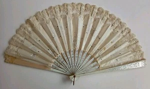 ANTIGUO ABANICO DE MANO VICTORIANO PLEGABLE PINTADO A MANO BLANCO FLOR ENCAJE BORDADO 2 - Imagen 1 de 7