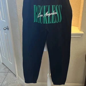 Young & Reckless Mens Medium Jogger Sweatpants Black Green Graphic NWOT - Picture 1 of 4