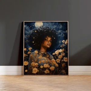 Schwarzes Mädchen mit Afro, mystischem Mond- und Blumendruck, himmlisch blumig dunkel - Bild 1 von 4