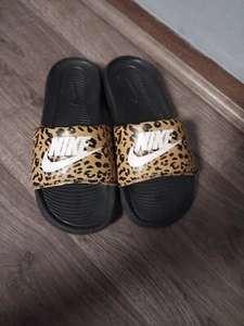 Nike Sz 7 Women's Cheetah Print Slides Sandals Black - Picture 1 of 2