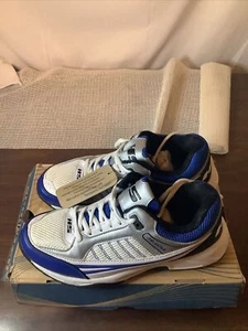 Neu mit Karton Performer HS Gummi Nieten Cricket Stollen weiß silber und blau Größe 5 - Bild 1 von 4
