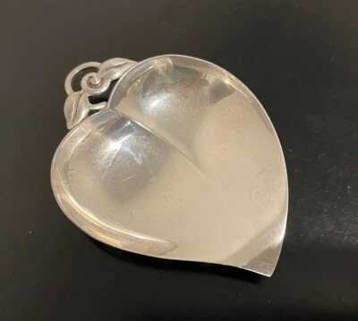 Plato de tuerca en forma de corazón/hoja de mediados de siglo de plata esterlina Tiffany & Co. Foto 1 de 4