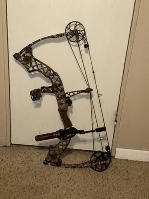 Mathews Z7 Extreme RH Compound Bow Draw Weight 70 Length 28 Lost Camo  - Image 1 of 3