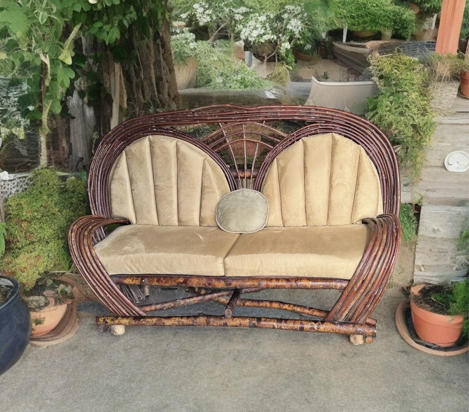 Sofá loveseat de madera curvada vintage cojines tapizados rústicos Foto 1 de 3