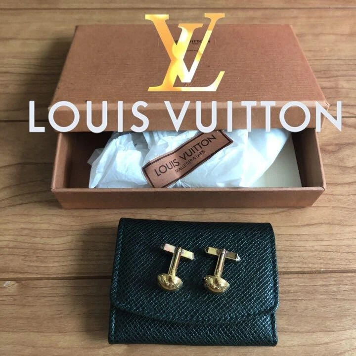 Abotoaduras Louis Vuitton logotipo ouro bouton em estojo de couro verde taiga - Imagem 1 de 4