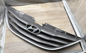 11-14 Hyundai Sonata Front Upper Grill OEM Gray Chrome Emblem - Imagen 1 de 9