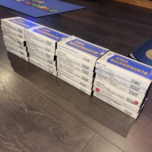 Blockbuster Video Lot 24 VHS Rental Clamshell 80s & 90s - Horror Action Drama - Foto 1 di 24