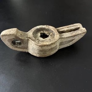 Antica lampada ad olio pietra intagliata tenuta ritrovamento primi islamici tardo bizantino. - Foto 1 di 8