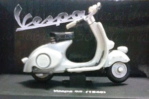 NEW RAY 1:32 MOTO DIE CAST VESPA 98 DEL 1946 GRIGIO CHIARO ART 06043 - Foto 1 di 1