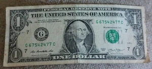 Billete de un dólar serie 2013 de $1 error cerrado 7 y bomba de gasolina menor 7 - Imagen 1 de 12