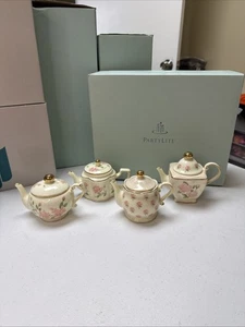 PartyLite Romantic Chic Teiera Portacandele Set di 4 P8388 con Scatola Floreale - Foto 1 di 12