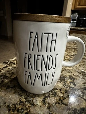 Taza taza y tapa de madera flor doble cara 18 oz RAE DUNN “FAITH FRIENDS FAMILY” Foto 1 de 4
